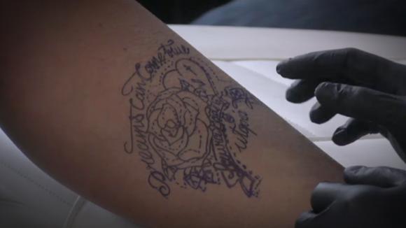 Laura zet tatoeage
