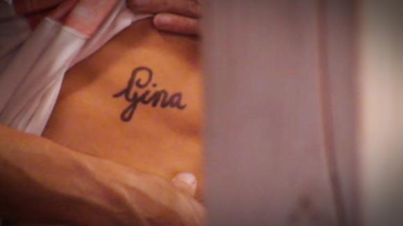 Mark wil een tattoo met de naam van Gina