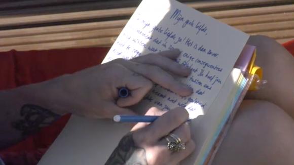 Billy schrijft een liefdesbrief aan Jessie die Utopia gaat verlaten