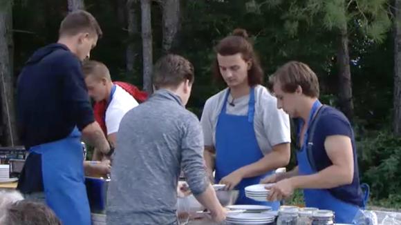 Het mannenteam wint de derde ronde van de kookwedstrijd!