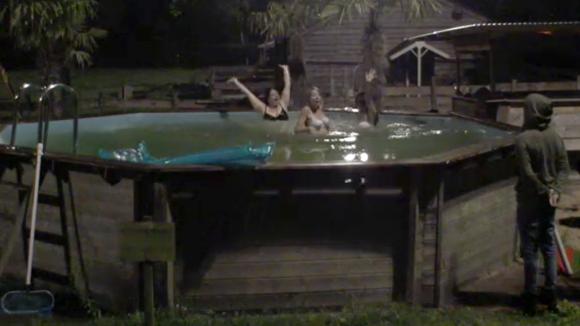Floor, Madilia en Linda nemen een nachtelijke duik