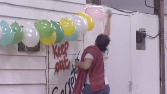 Romy en Beau hangen ballonnen op voor Linda om haar te motiveren