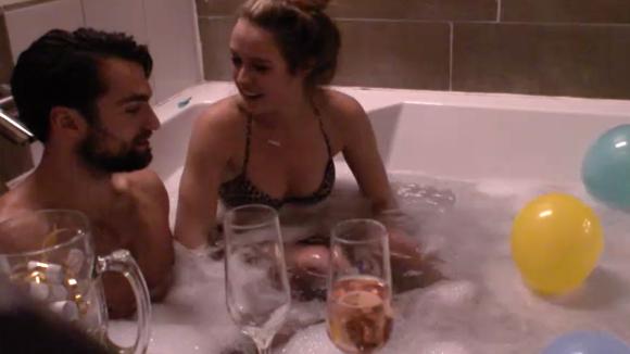 Cemal en Romy hebben een romantische date in bad