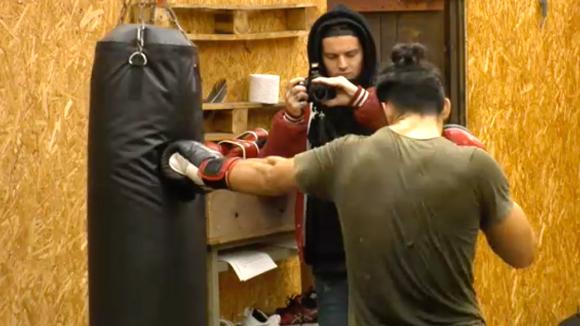 Ivan traint voor de bokswedstrijd tegen Ruud