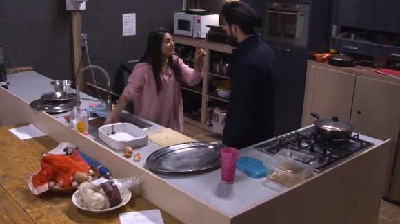 Madilia en Ivan hebben onenigheid over de keukendienst
