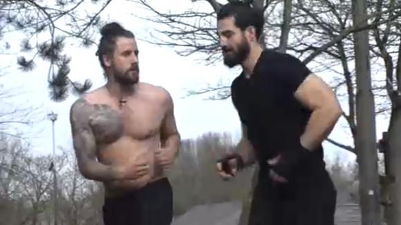 Ruud en Ivan doen een fittest om te kijken of ze fit genoeg zijn voor de bokswedstrijd
