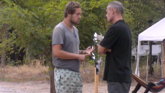 John confronteert Gerrit en wil dat het geld terugbetaald wordt die hij verschuldigd is aan de bv