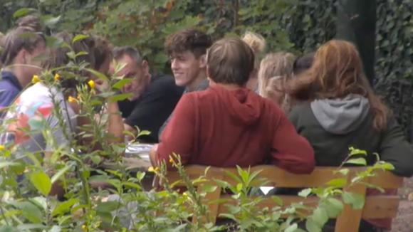 De bewoners bespreken van alles tijdens de positieve vergadering van 13 augustus