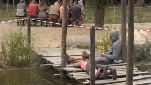 Jessie lijkt klaar met de groep en zondert zich af