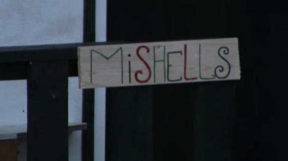 Mike heeft een naambordje op het huisje van hem en Shelley bevestigd
