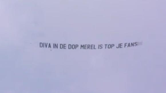 Fans van Merel sturen een vliegtuigje met een leuke boodschap over het Utopia 2 terrein