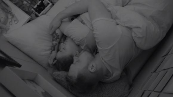 Gerrit en Franny zoeken elkaar op, de twee liggen wederom bij elkaar in bed