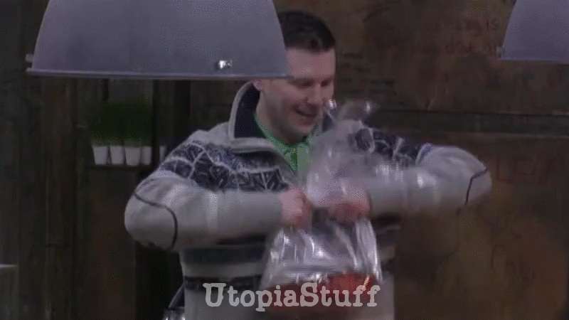 Chris laat taart vallen