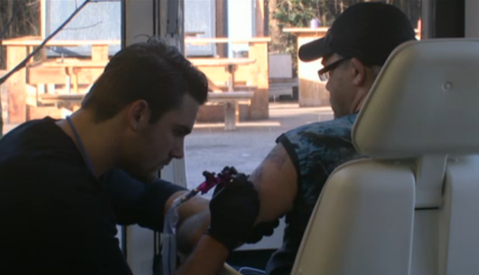 Joey zet een tatoeage