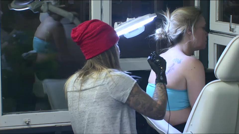 Colinda krijgt tatoeage