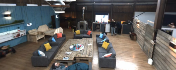 patrick op de  bank slapen