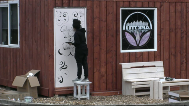 Gaby schildert deur wellness