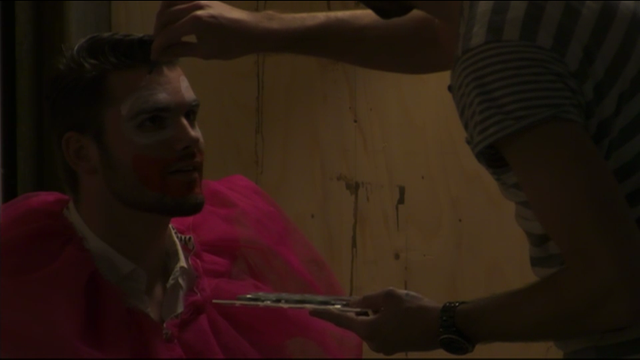 Joey wordt geschminkt als clown