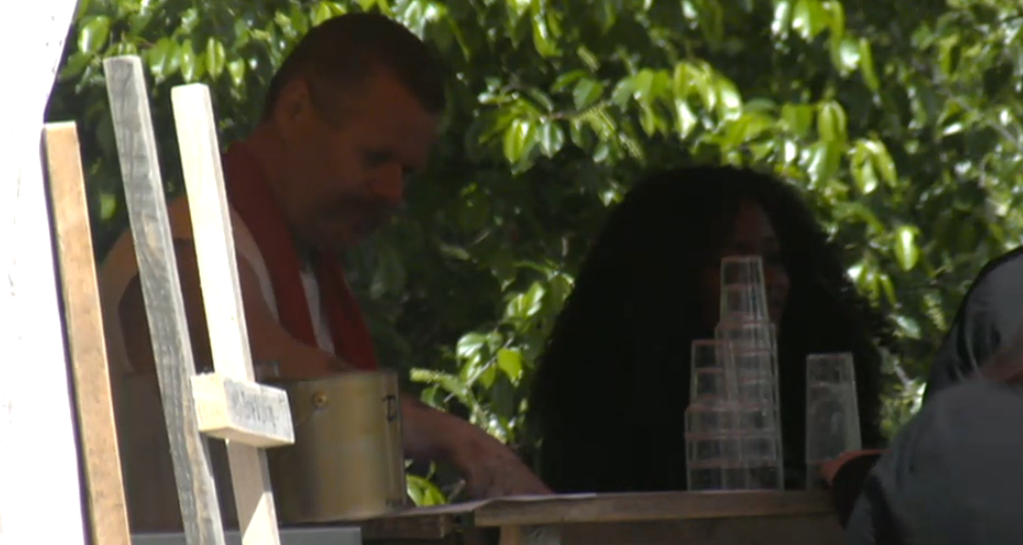 Anthonhy helpt mee aan de bar