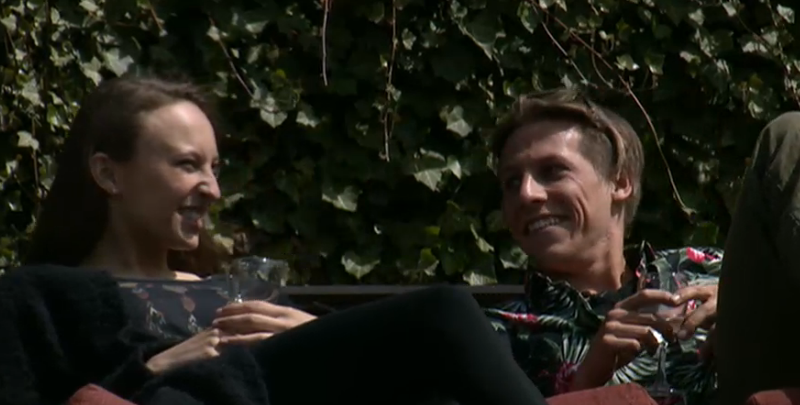 Bas drinkt wijn met dame