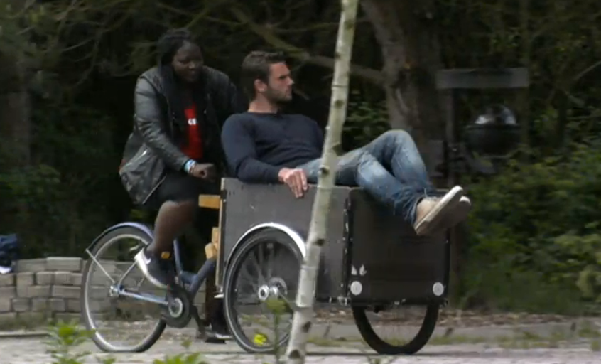 Gabriëlle fietst Joey weg