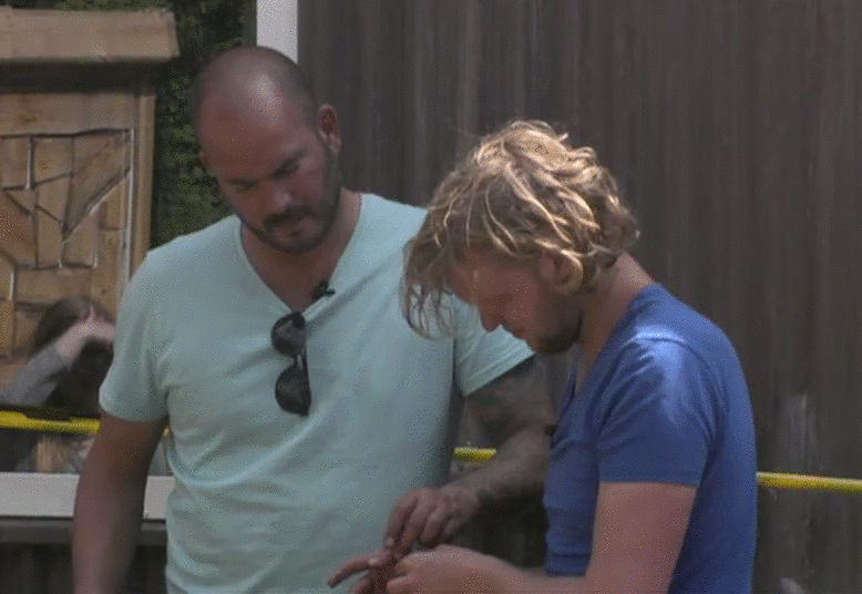 Gio laat vinger zien