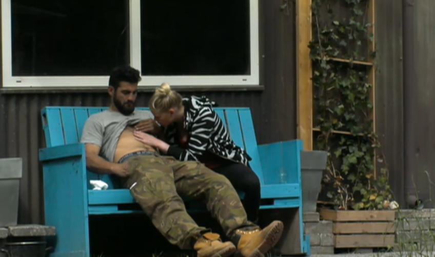 Ivan laat puist uit knijpen