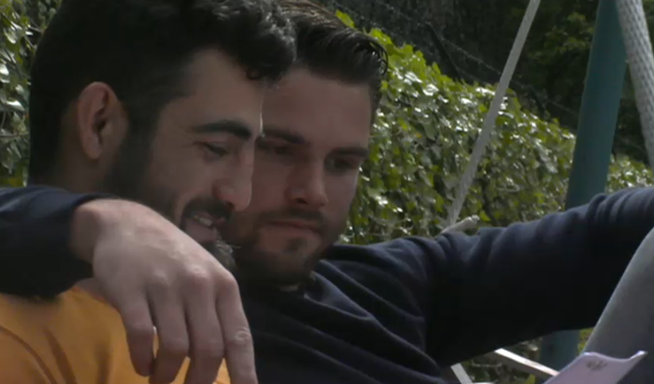 Joey knuffelt Ivan