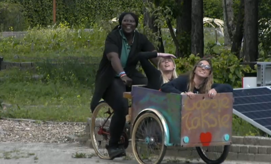 Nicole ontdekt het vliegtuigje