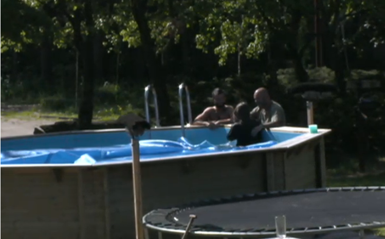 LauraB wordt zwembad in gegooid 