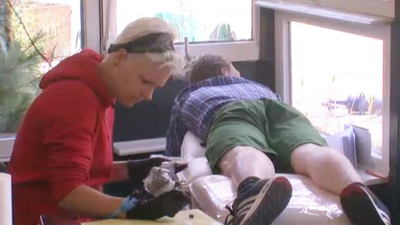 Stefanie zet tatoeage bij Benjamin