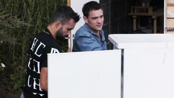 Ruzie om vriezer gebruik in Utopia