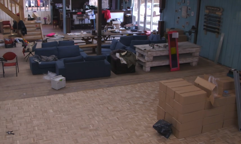 Bewoners zijn druk bezig met het leggen van de nieuwe vloer