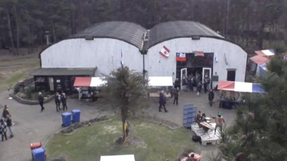 Bezoekers van de markt moeten de loods in door storm