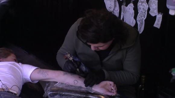 Roy Donders leert tatoeëren