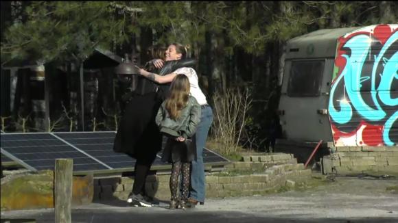 Billy krijgt een verrassing tijdens haar bezoek