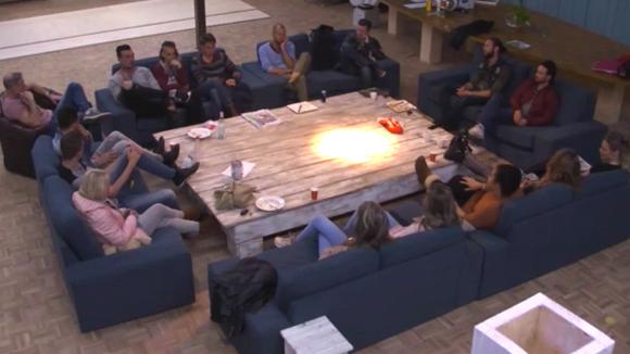 Victoria roept de groep bijeen om over de boodschappen te praten