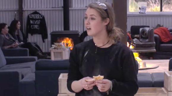 Billy geeft Romy vijftig euro