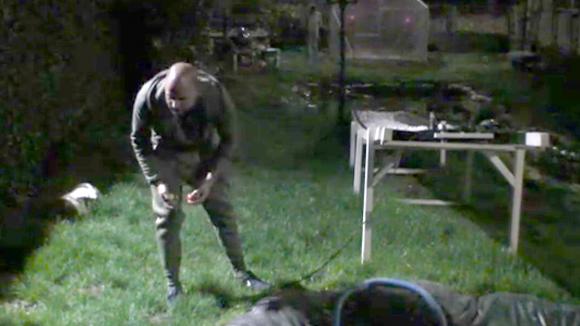 Billy en Kevin verstoppen midden in de nacht eieren