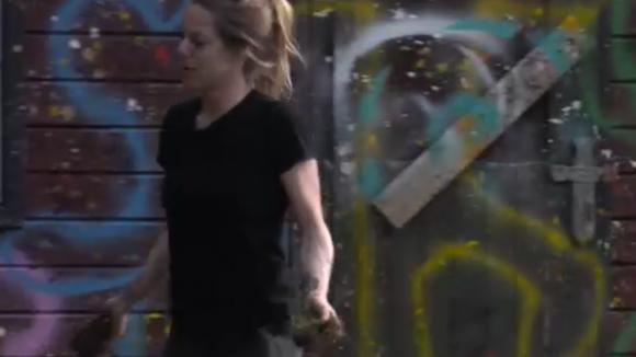 Billy is kwaad omdat ze uit de boot wordt gezet