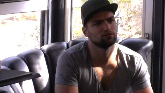 Cemal wil graag een tatoeage en vraagt Boyd om advies