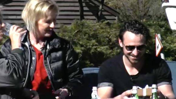 De vader, moeder, oom en tantes van Jessie komen langs in Utopia