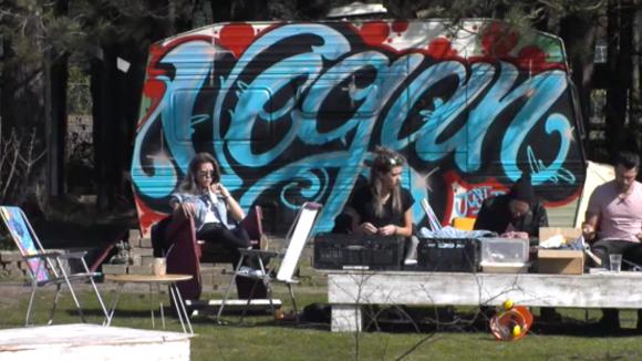 Ramona is meer met haar uiterlijk bezig naar haar date met René