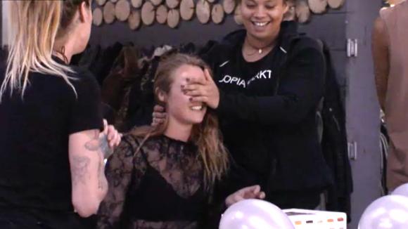 Romy krijgt een verrassing om haar twaalf maanden jubileum te vieren