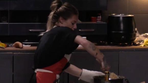 Billy introduceert de kookwedstrijd aan de rest van de groep