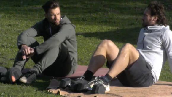 Cemal vindt het stom van zichzelf dat hij Romy gezoend heeft