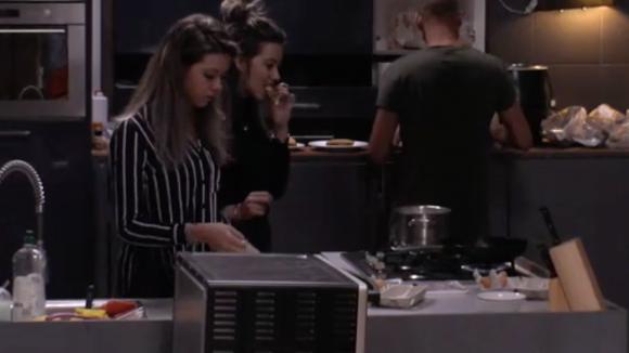 Jeroen en Romy ontvangen post van het thuisfront