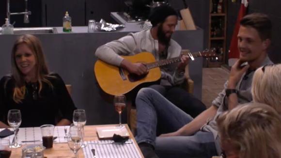 Het is een vredig avondje in Utopia