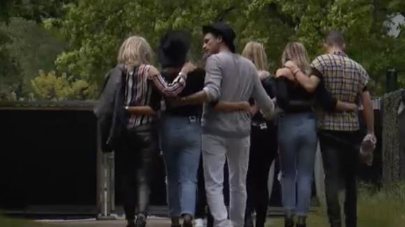 Demi en Fay nemen emotioneel afscheid van hun familie