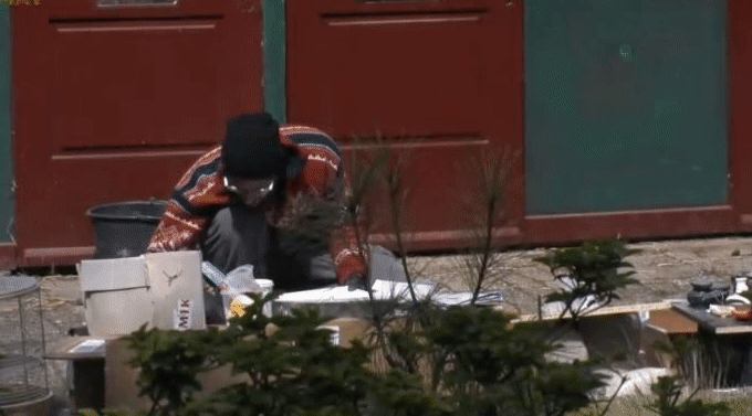 Jessie gaat op de vide slapen